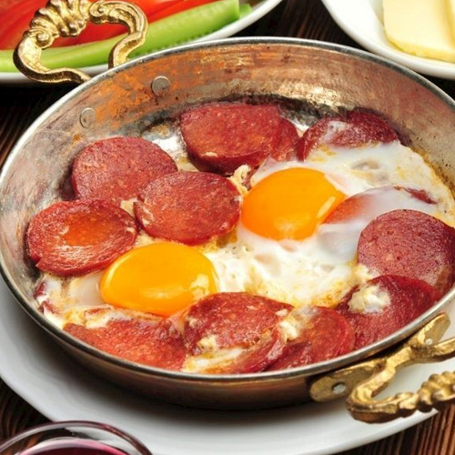 Sahanda Sucuklu Yumurta